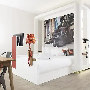 The Corner 3*, Λονδίνο Ηνωμένο Βασίλειο